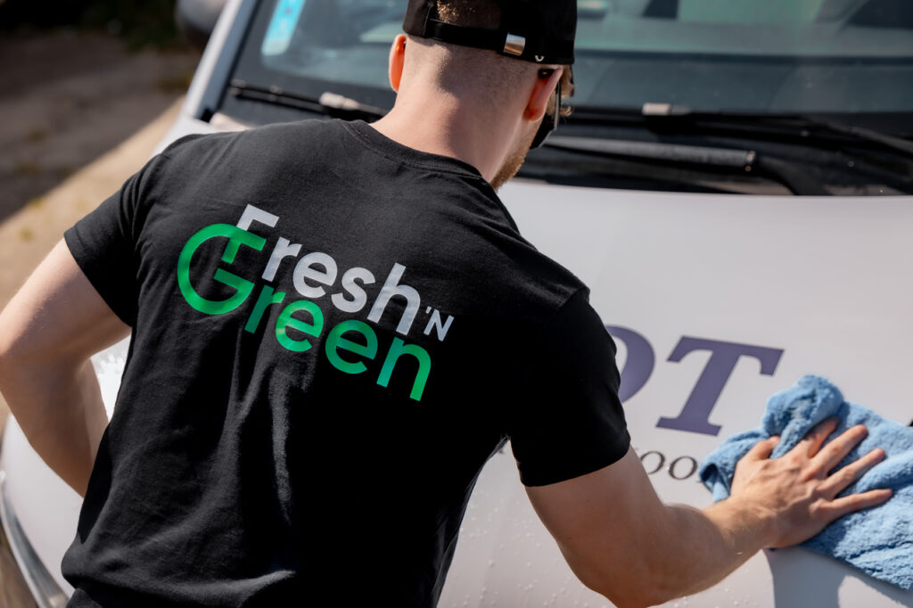 Fresh & Green medewerker reinigt het exterieur van een bedrijfswagen