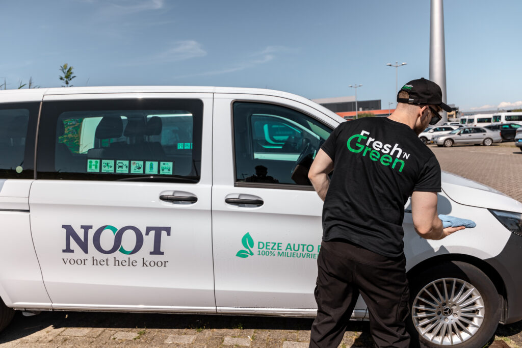 Fresh & Green medewerker reinigt het exterieur van een bedrijfswagen
