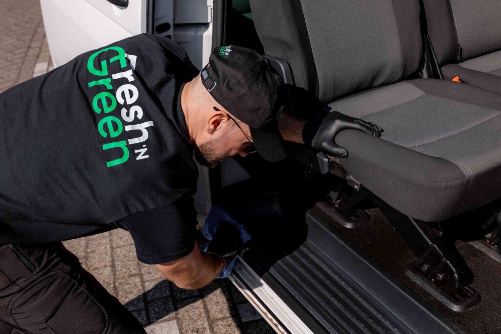 Fresh & Green medewerker reinigt het interieur van een bedrijfswagen