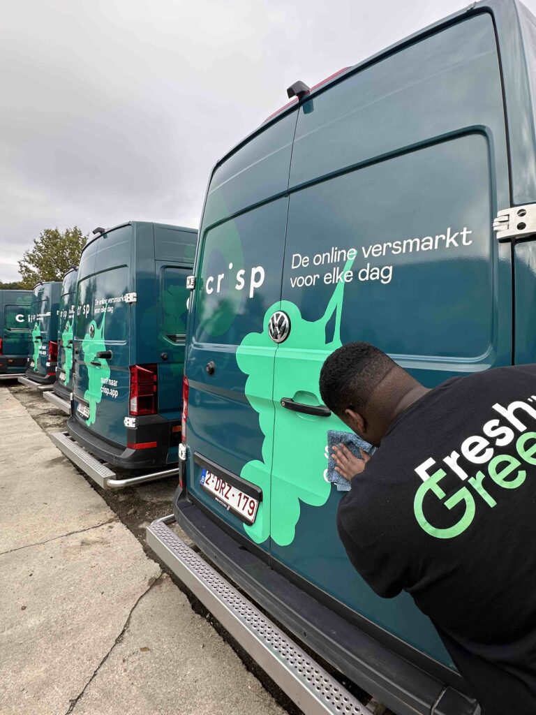 Fresh & Green medewerker reinigt Crisp bestelwagens voor vlootreiniging